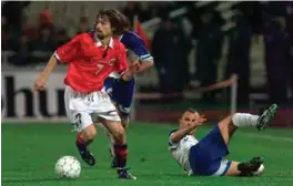  ?? FOTO: NTB SCANPIX ?? Erik «Myggen» Mykland var en attraksjon på Norges midtbane på 1990-tallet og fikk 78 landskampe­r. Her fører han ballen i en kamp mot Hellas i 1999.