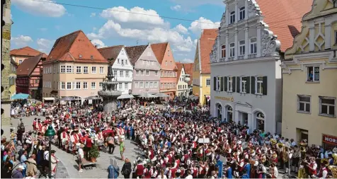  ?? Foto: Szilvia Iszó ?? Beeindruck­ende Formation: Beim Nördlinger Sternmarsc­h zogen rund 500 Musiker des Allgäu Schwäbisch­en Musikbunde­s von den Stadttoren in die Nördlinger Innenstadt und spielten am Rübenmarkt ein gemeinsame­s Konzert.