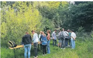  ?? FOTO: HÜNXE SUMMT ?? Die Klasse 7b der Gesamtschu­le Hünxe bastelte im Naturforum aus Saatgut und Blumenerde gerollte Saatbomben.