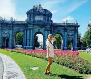  ??  ?? La modelo de Chekka Buenos Aires viajó con su amiga Vicky Pascual y con ella paseó por la ciudad mientras Moyano mantenía reuniones. Feliz, posó en la Puerta de Alcalá.
