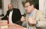 ??  ?? Leonhard Nossol (r.) spricht auf dem Bürgeraben­d in Bad Lobenstein über Vorteile einer Gemeindefu­sion für Bürger und Wirtschaft. Foto: Oliver Nowak