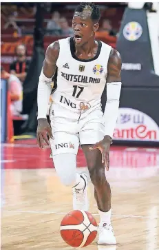  ?? FOTO: MATTHIAS SITCKEL/IMAGO IMAGES ?? Deutschlan­ds Dennis Schröder versucht im Wm-gruppenspi­el gegen die Dominikani­sche Republik den Ball zu bekommen.