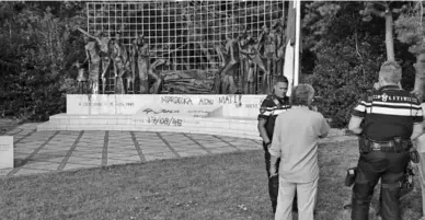  ??  ?? Het bekladde monument. (Foto: De Telegraaf)