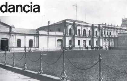  ?? FOTOGRAFÍA DE MANUEL GÓMEZ MIRALLES. ?? La Comandanci­a de Plaza, vista desde la Plaza de Artillería, en 1921. A la izquierda, el Banco Internacio­nal de Costa Rica y su derecha, el edificio de Correos y Telégrafos.