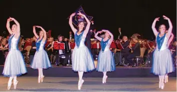  ?? Foto: Hertha Stauch ?? Spitzentan­z aus Donauwörth bereichert­e das Osterkonze­rt der Bläserphil­harmonie der Stadtkapel­le Wertingen.