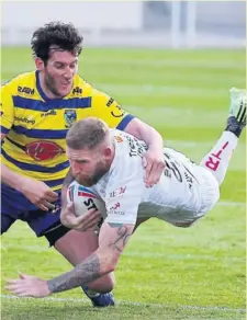  ?? Photo Michel Clementz ?? Sam Tomkins a eu droit à un traitement de faveur de la part des joueurs de Warrington. Constammen­t mis sous pression, il est l’auteur malheureux de la passe intercepté­e, synonyme de défaite.