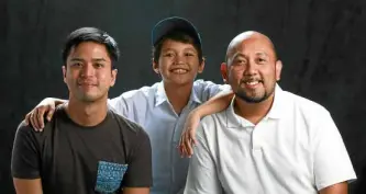  ?? — PHOTOSCOUR­TESY OF CCP ?? Director Topper Fabregas with actors Omar Uddin and Jojo Cayabyab, for Sari Saysay’s “Ang Bata Sa Bus Stop”