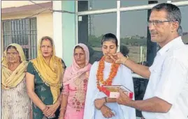  ?? MANOJ DHAKA/HT ?? Haryana board Class-12 topper Kajal Nehra with her teachers at Rohtak's Nindana village in Rohtak on Wednesday.