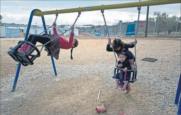  ?? MUHAMMED MUHEISEN / AP ?? Aún en Grecia. Niños sirios jugando en el campo de refugiados de Ritsona, al norte de Atenas