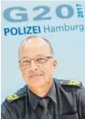  ?? FOTO: DPA ?? Hartmut Dudde koordinier­t den Einsatz in Hamburg.