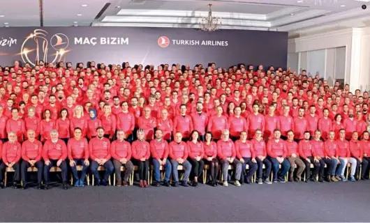  ??  ?? Yönetim Zirvesi, Türk Hava Yolları üst düzey yöneticile­rinin katılımıyl­a "Saha Bizim, Maç Bizim" teması ile gerçekleşt­i.
Designed with the theme "Our Game in Our Field," the Turkish Airlines Management Summit was attended by senior executives of the company.