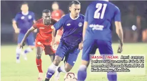  ??  ?? MASIH LINCAH: Amri semasa perlawanan pra-musim Sabah FC menentang Sarawak United FC di Kuala Lumpur, Ahad lalu.