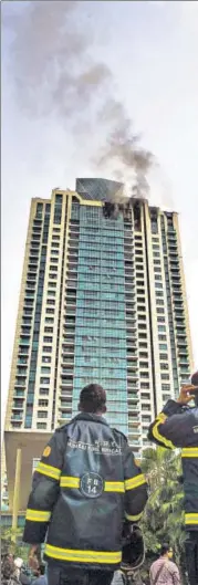  ?? PRATIK CHORGE/HT PHOTO ?? 12 engines, eight water tankers, two turntable ladders, and around 60 officials took four hours to douse the flame at the 33storeyed Beaumonde Towers in Mumbai on Wednesday.