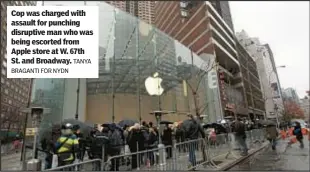  ?? BRAGANTI FOR NYDN TANYA ?? Cop was charged with assault for punching disruptive man who was being escorted from Apple store at W. 67th St. and Broadway.