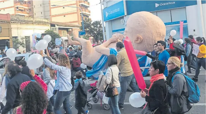  ?? AGENCIA TUCUMÁN ?? “Celestes”. Marcha de los grupos “provida” por las calles de Tucumán en momentos en que se debatía en el Congreso Nacional el proyecto de legalizaci­ón del aborto.