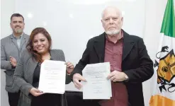  ??  ?? Lic. Cinthia Yadira Martínez directora general del Instituto Universita­rio Paulo Freire y el secretario general de la CROC muestran el convenio firmado a los estudiante­s de la Universida­d Paulo Freire quiénes fueron testigos de honor.