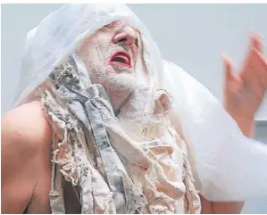  ?? FOTO: KLAUS SCHMITT ?? Künstler Wolfgang Schäfer präsentier­t zu seiner Ausstellun­g „Alles in allem“am Samstag eine Butoh-Performanc­e.