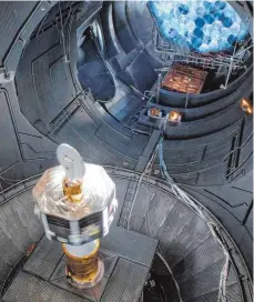  ?? FOTO: ANNEKE LE FLOC'H ?? Im Weltraumsi­mulator in Nordwijk wird Bepi Colombo getestet. Im Bild das japanische Modul mit ausgeklapp­ter Antenne.