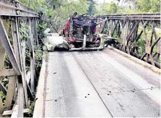  ?? CONTRIBUTE­D ?? The blocked Eden Park bridge in St Mary Western, where Hamilton Mountain residents protested the poor condition of the roads in the area yesterday.