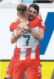  ?? FOTO: DPA ?? Heidenheim­s Kapitän Marc Schnattere­r (vorne), der Vorlagenge­ber, und Torschütze Norman Theuerkauf jubeln nach dem 1:0.