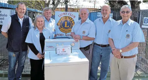  ?? Picture: FAITH QINGA ?? MUCH NEEDED: SPCA administra­tion manager Forbes Coutts receives the Lions Club donation of a washing machine and first aid kit from Lions Gail Turner, Alec Mckeriow, Iain Macrae, Max Stander and Mike Newlands.