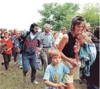  ?? FOTO: DPA ?? DDR-Bürger flüchten durch ein Loch im Zaun in den Westen.