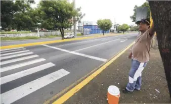  ?? AP ?? Vacío. Un vendedor callejero espera por clientes en una intersecci­ón de la autopista Panamerica­na en Managua, durante el paro de ayer.