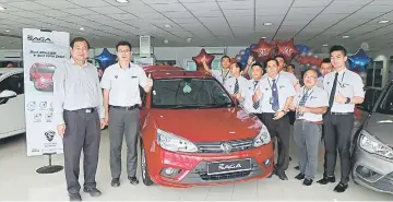  ??  ?? (From left) Kereta Mewah Sdn Bhd managing director Tan Kim Hoon, regional manager Kenn Tan and their sales advisers pose with the new Saga.
