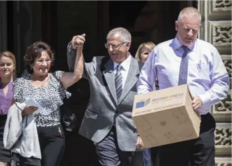  ?? BERNARD WEIL/TORONTO STAR ?? Margaret Salmon and husband John Salmon, centre, raise their hands in victory as they exit Osgoode Hall with their son Randy Salmon, right, on Monday.
