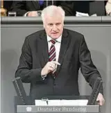  ??  ?? Horst Seehofer (CSU) bei seiner ersten Rede als neuer Bundesinne­nminister im Parlament. Foto: dpa