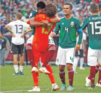  ??  ?? Márquez a celebrar com os colegas o golo que deu a vitória ao México sobre a Alemanha