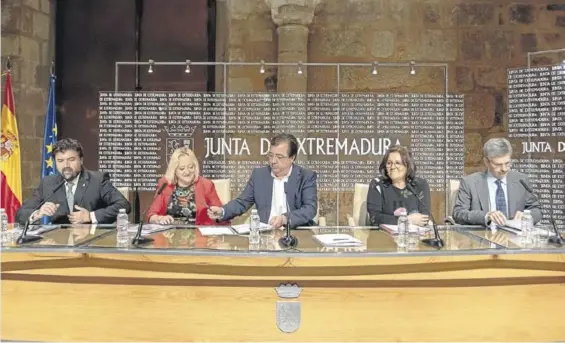  ??  ?? Fernández Vara, en el centro, junto a los responsabl­es sindicales, la patronal y el titular extremeño de Industria, ayer durante la firma del documento.