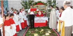  ?? Foto: Helene Monzer ?? Den Blumentepp­ich am vierten Altar am Marktplatz in Kühbach hatte erstmals der Waldkinder­garten gestaltet.