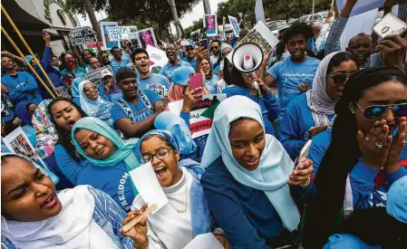  ?? Marie D. De Jesús / Staff photograph­er ?? Members of the Sudanese community in Houston gather Sunday on the corner of Post Oak Boulevard and Westheimer Road to support protests in Sudan over the future of the country. The Sudanese are calling for civilian rule amid military crackdown.