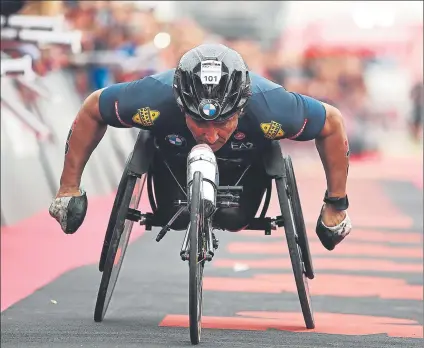  ?? FOTO: GETTY ?? Alex perdió las piernas tras una fuerte colisión en una carrera de las CART en 2001 y encontró en el deporte su gran motivación