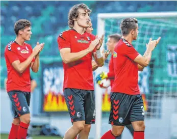  ?? FOTO: DPA ?? Abschied aus Europa: Die Freiburger Pascal Stenzel, Caglar Söyüncü und Christian Günter (von links) bedanken sich nach dem 0:2 bei den nach Ljubljana mitgereist­en Fans.