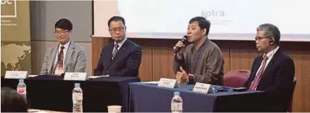  ?? [ FOTO BERNAMA ] ?? Hanisofian (kanan) pada sesi soal jawab bersama tiga panel dari Korea pada Pameran dan Seminar Seoul Food 2019 di Korea Internatio­nal Exibition & Convention Centre (KINTEK), semalam.
