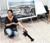  ??  ?? Die 40-jährige Israelin Hila Fenlon lebt mit ihrer Familie an der Grenze zum Gazastreif­en. Diese Rakete schlug in ihrem Garten ein