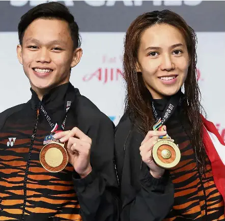  ??  ?? Jellson Jabillin and Leong Mun Yee posing with their gold medals after winning the 10m platform mixed synchro final at the National Aquatic Centre in Bukit Jalil.