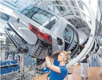  ?? FOTO: DPA ?? Produktion des neuen Volkswagen Golf 8 in Wolfsburg: Eine globale Rezession könnte erstmals von der Automobili­ndustrie ausgehen.