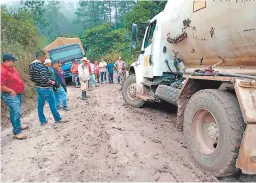  ?? FOTO: EL HERALDO ?? La carretera que comunica a varios municipios del norte de Comayagua está en mal estado y mantiene varado el transporte de café.