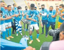  ??  ?? Washington Corozo celebra el título logrado con el Sporting Cristal en Perú.