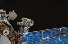  ?? Foto: Alexander Gerst/ESA/dpa ?? Hier siehst du, wie einer der beiden Raumfahrer die Icarus Antenne an der Raumsta tion ISS anbringt. Er muss wie sein Kollege bei dieser Arbeit im Weltall einen Schutz anzug tragen. Die Aufnahme hat übrigens der deutsche Raumfahrer Alexander Gerst gemacht.