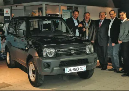  ??  ?? Philippe Lorban, le gagnant du tirage au sort de l’an dernier, recevant les clés de son 4x4 Suzuki Jimny JX.