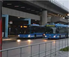  ?? FOTO: ANNA WETTERGÅRD ?? TRÅNGT. Det är fortfarand­e trängsel på buss 179. Resenärer uppmanas ta tunnelbana­n i stället.