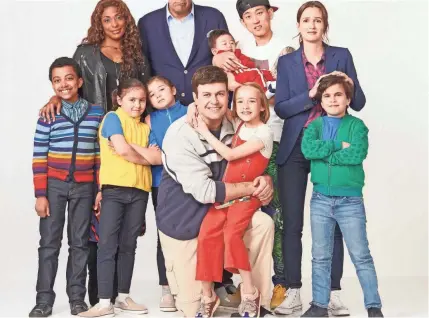  ?? ED HERRERA/ABC ?? Brad Garrett, center, leads a group of “Single Parents” who help kids and each other.