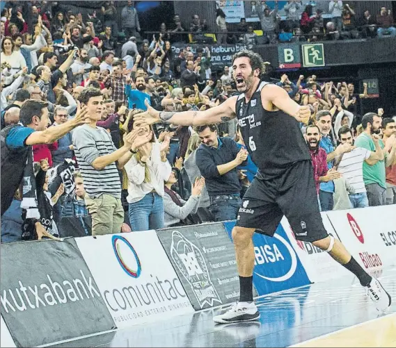  ?? FOTO: JUAN ECHEVERRÍA ?? Unión Jugadores y afición intentarán empujar a la vez en busca de una victoria necesaria para el Bilbao Basket en su lucha por la salvación