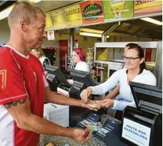  ?? Fotos: Ulrich Wagner ?? Gestern konnten FCA Fans ihre Wurst mit Bargeld bezahlen und die alten Bezahlkar ten umtauschen.