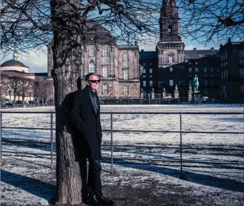  ?? FOTO: LINDA JOHANSEN ?? Klaus Riskær hører efter L. Ahrentzens opfattelse ikke hjemme på Christians­borg.