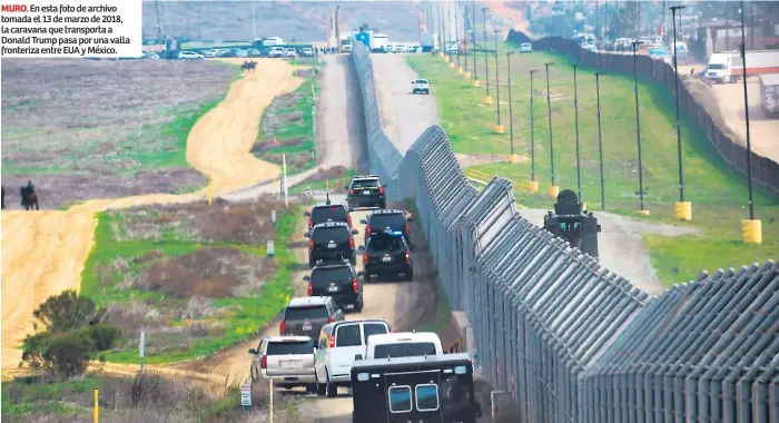  ??  ?? MURO. En esta foto de archivo tomada el 13 de marzo de 2018, la caravana que transporta a Donald Trump pasa por una valla fronteriza entre EUA y México.